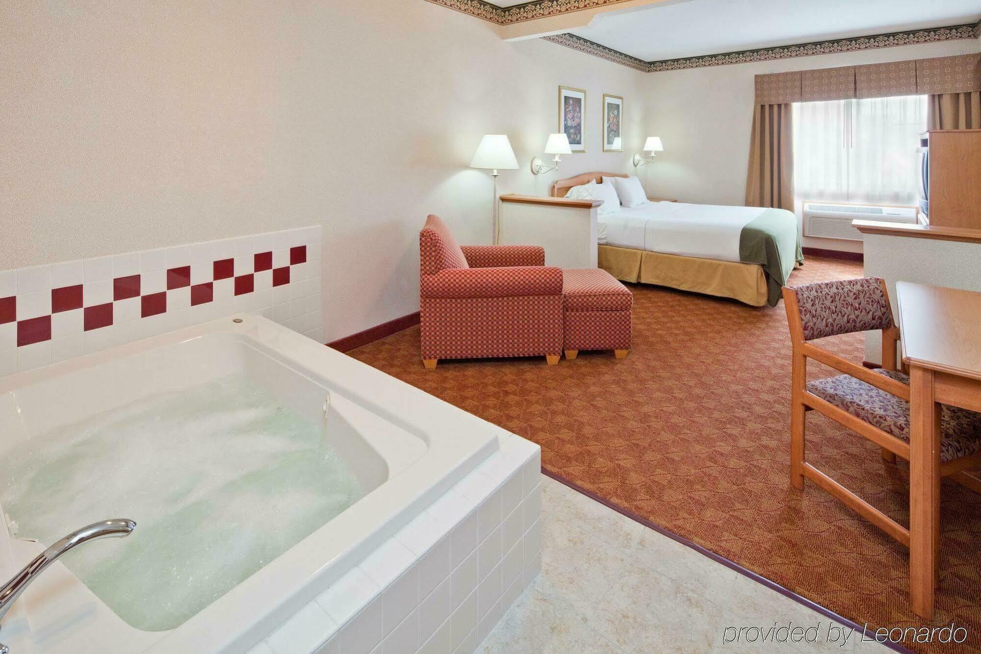 Holiday Inn Express Hotel & Suites Wauseon By Ihg Room photo